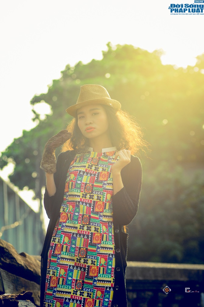 Đồng Lan diện áo dài và short ngắn khoe chân thon