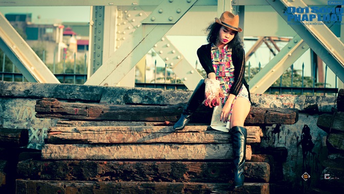 Đồng Lan diện áo dài và short ngắn khoe chân thon