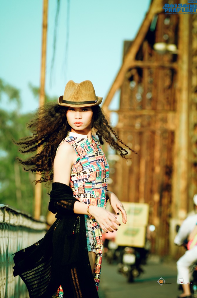 Đồng Lan diện áo dài và short ngắn khoe chân thon