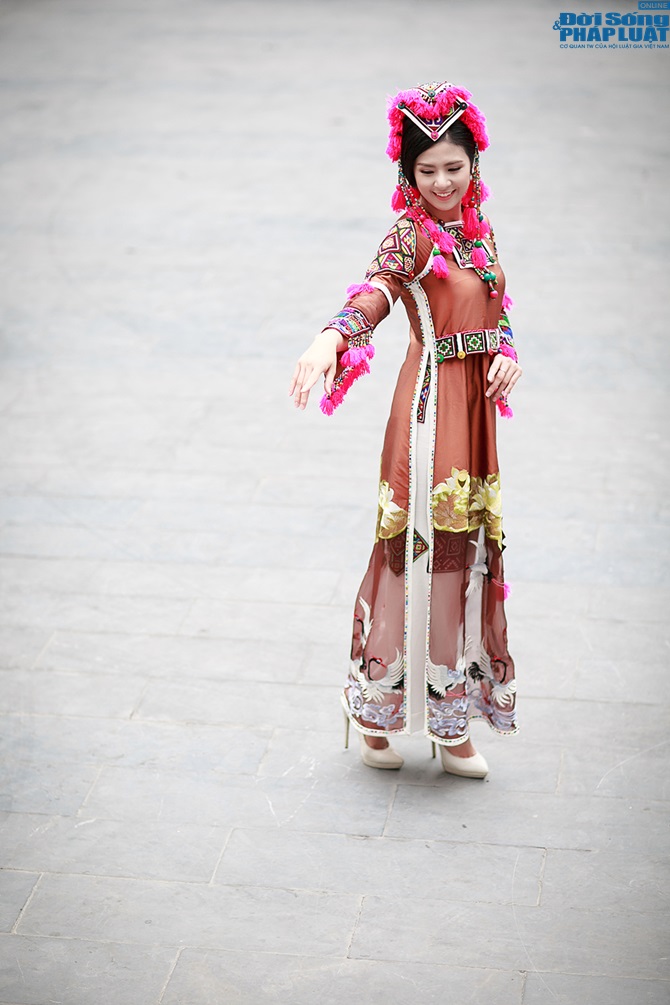 Ngọc Hân hoá thân thành cô gái dân tộc