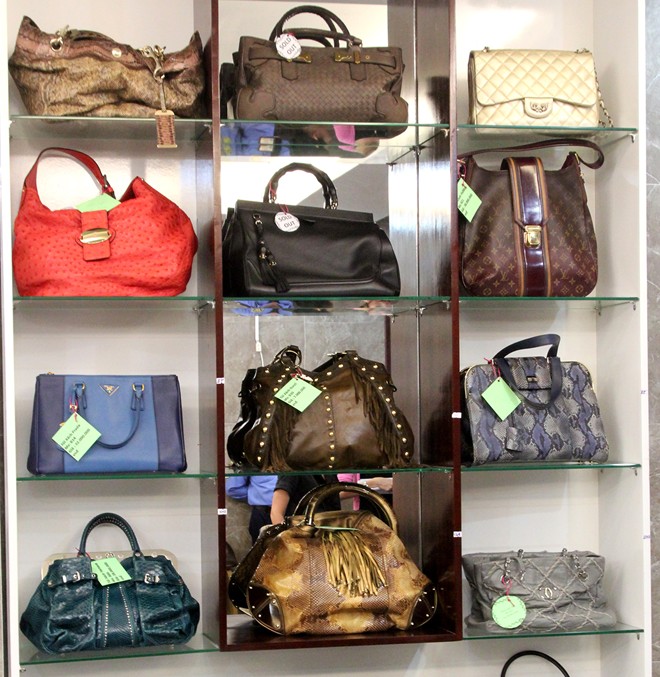 Kho hàng hiệu thanh lý hơn 100 món của nữ doanh nhân Sài Gòn