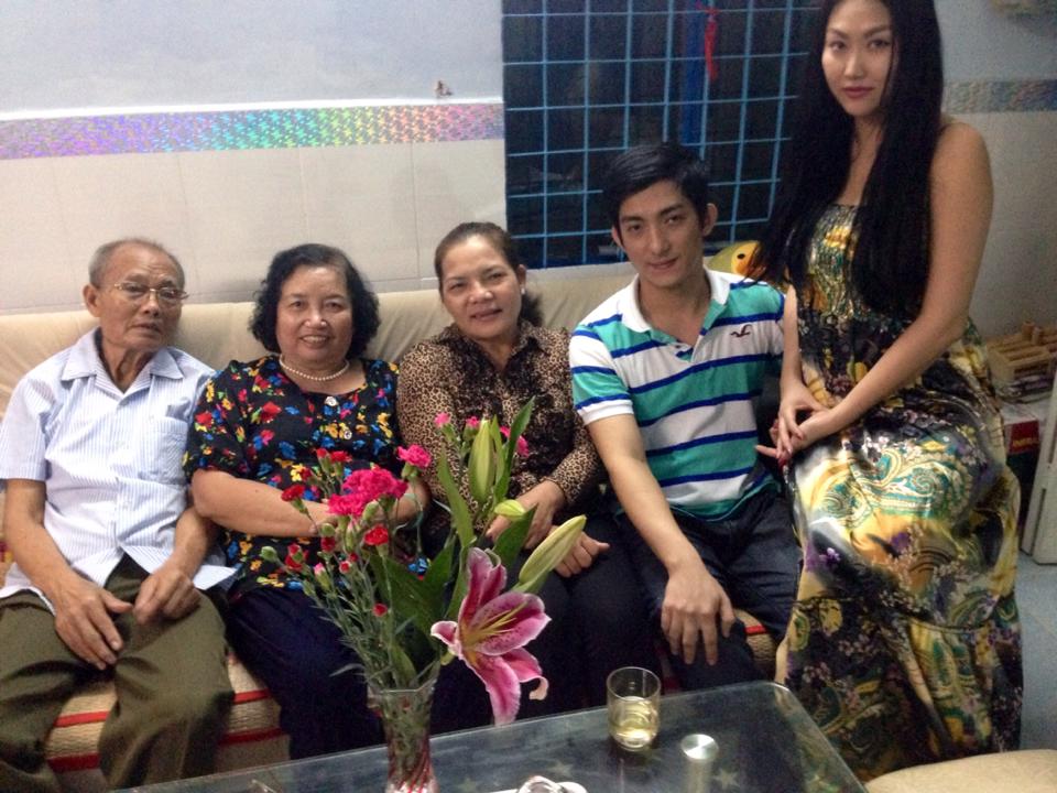 Bố mẹ Bảo Duy vào thăm nhà con dâu Phi Thanh Vân