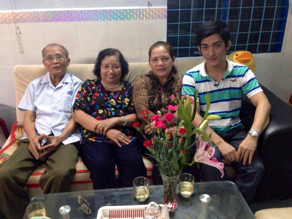 Bố mẹ Bảo Duy vào thăm nhà con dâu Phi Thanh Vân