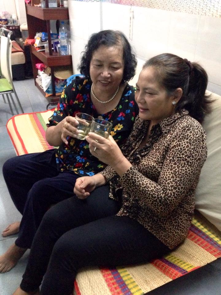 Bố mẹ Bảo Duy vào thăm nhà con dâu Phi Thanh Vân