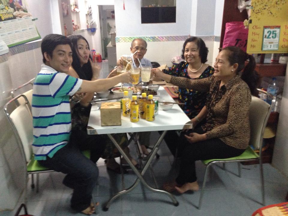 Bố mẹ Bảo Duy vào thăm nhà con dâu Phi Thanh Vân