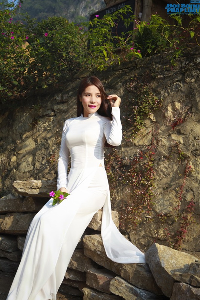 Kiwi Ngô Mai Trang e ấp áo dài qua ống kính ông xã