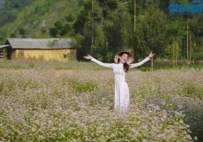 Kiwi Ngô Mai Trang e ấp áo dài qua ống kính ông xã