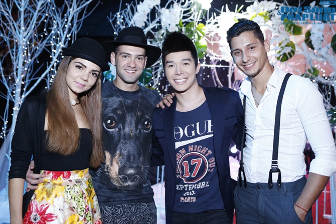 Nathan Lee đeo nhẫn bạc tỷ, đẹp đôi bên hoa hậu Hồng Hà 