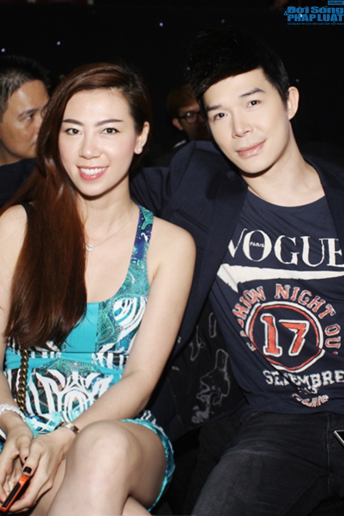 Nathan Lee đeo nhẫn bạc tỷ, đẹp đôi bên hoa hậu Hồng Hà 