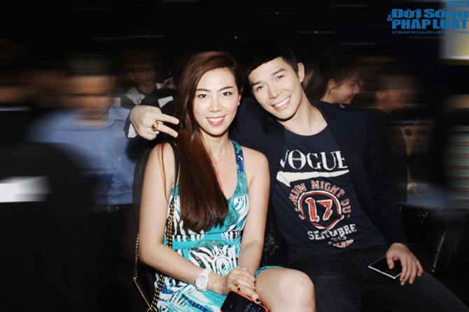 Nathan Lee đeo nhẫn bạc tỷ, đẹp đôi bên hoa hậu Hồng Hà 