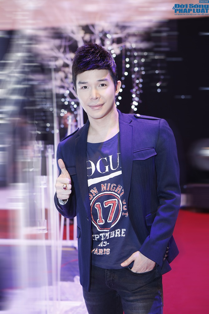 Nathan Lee đeo nhẫn bạc tỷ, đẹp đôi bên hoa hậu Hồng Hà 