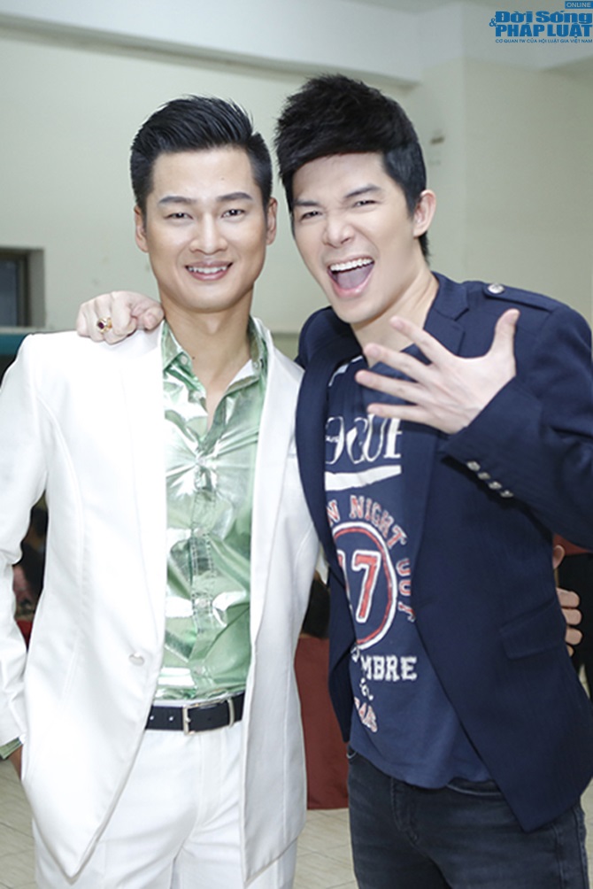 Nathan Lee đeo nhẫn bạc tỷ, đẹp đôi bên hoa hậu Hồng Hà 