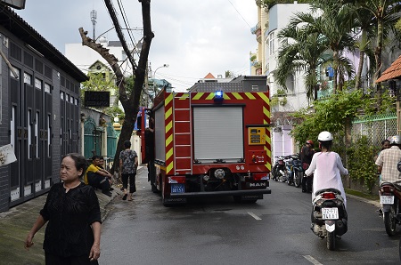 TP.HCM: Phá cửa cứu hai bé trai trong căn nhà bốc cháy