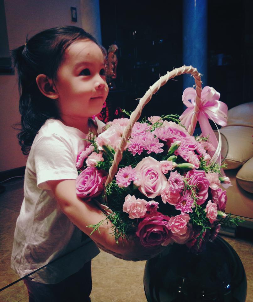 Clip: Con gái Phạm Quỳnh Anh hát “Chắc ai đó sẽ về” ngộ nghĩnh