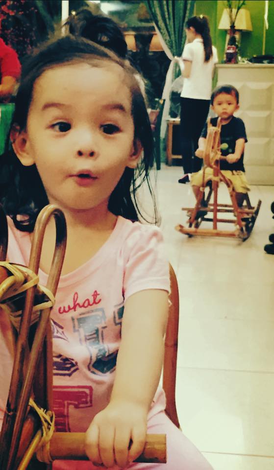 Clip: Con gái Phạm Quỳnh Anh hát “Chắc ai đó sẽ về” ngộ nghĩnh