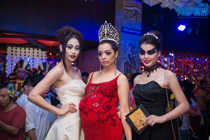 Ngày Haloween: Giật mình với những màn hóa trang ma quỷ của sao V