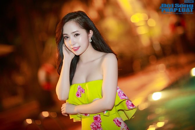 Quỳnh Nga xinh đẹp đi dự event 1 mình