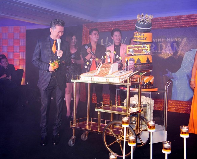 Bánh sinh nhật dát vàng của Đàm Vĩnh Hưng là quà của mẹ chồng Hà Bánh sinh nhật dát vàng của Đàm Vĩnh Hưng là quà của mẹ chồng Hà