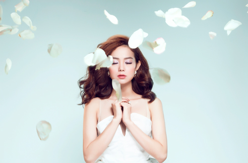 Minh Hằng và những bộ cánh siêu hở