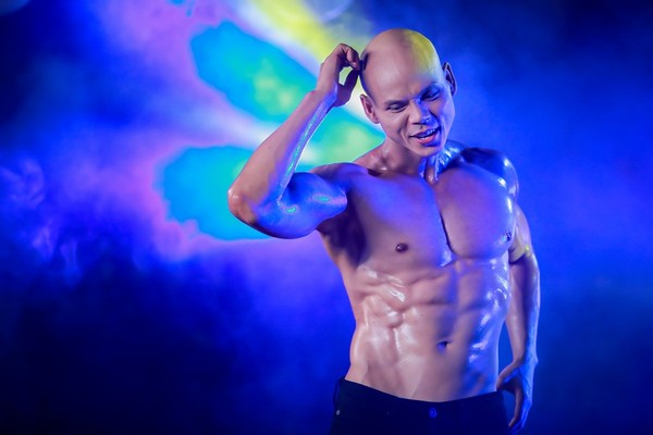 Clip: Phan Đinh Tùng khoe cơ bắp cuồn cuộn trong MV mới