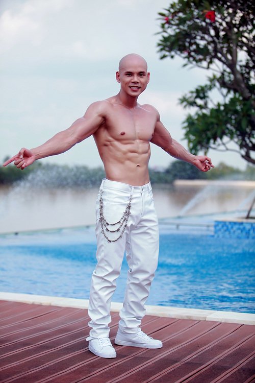Clip: Phan Đinh Tùng khoe cơ bắp cuồn cuộn trong MV mới