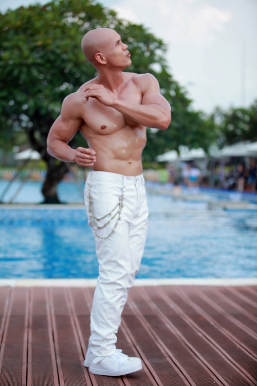 Clip: Phan Đinh Tùng khoe cơ bắp cuồn cuộn trong MV mới