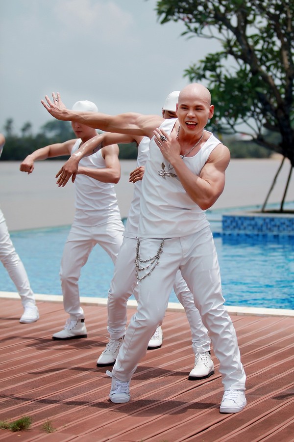 Clip: Phan Đinh Tùng khoe cơ bắp cuồn cuộn trong MV mới