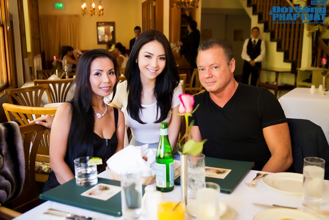 Hoa Hậu Jennifer Chung gặp gỡ Phó Tổng Giám đốc cuả Apple