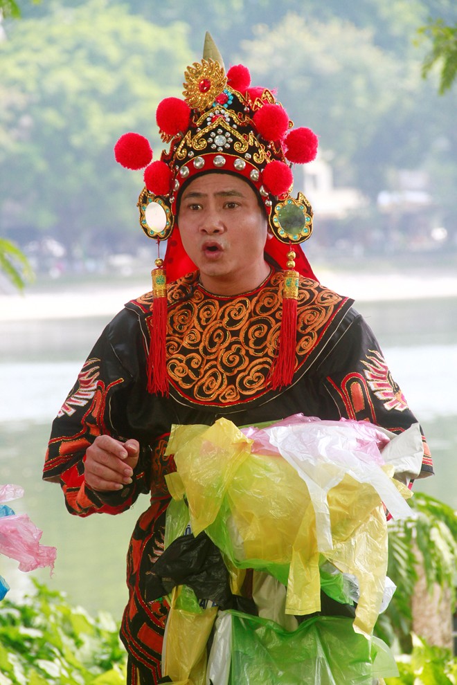 Táo Quân Tự Long nhặt rác ở hồ Thiền Quang