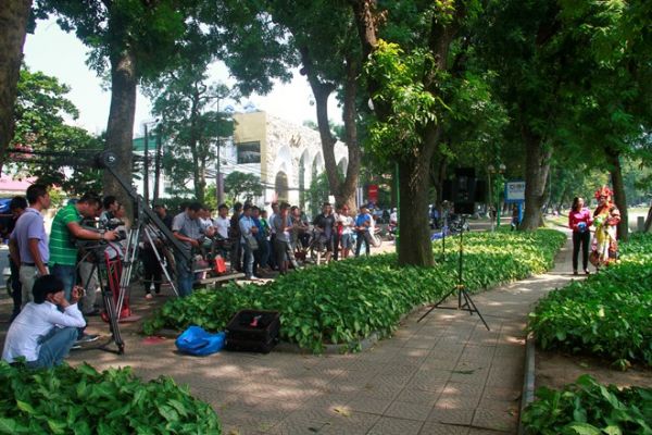 Táo Quân Tự Long nhặt rác ở hồ Thiền Quang