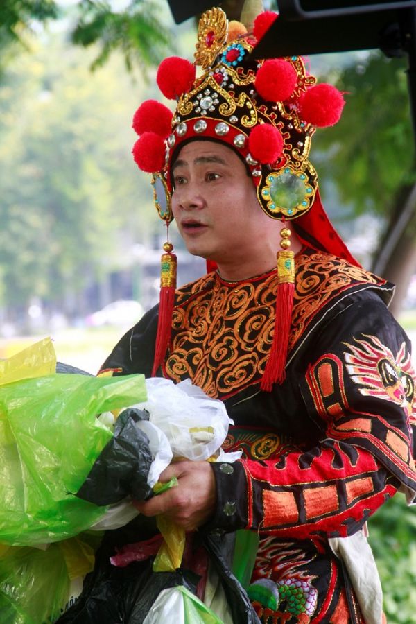 Táo Quân Tự Long nhặt rác ở hồ Thiền Quang