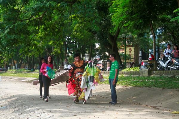 Táo Quân Tự Long nhặt rác ở hồ Thiền Quang