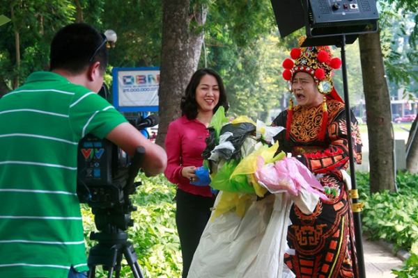 Táo Quân Tự Long nhặt rác ở hồ Thiền Quang