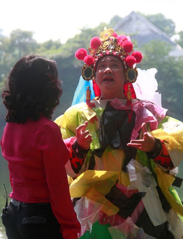 Táo Quân Tự Long nhặt rác ở hồ Thiền Quang