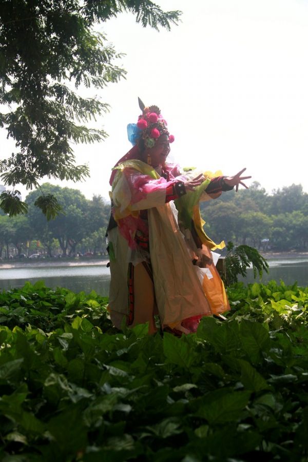 Táo Quân Tự Long nhặt rác ở hồ Thiền Quang