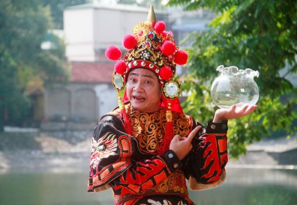 Táo Quân Tự Long nhặt rác ở hồ Thiền Quang