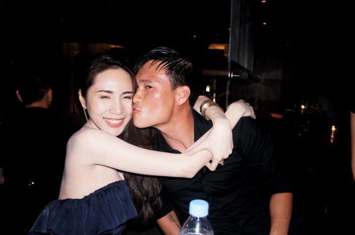 Cuộc sống xa hoa của “cặp đôi vàng showbiz” Công Vinh – Thủy Tiên