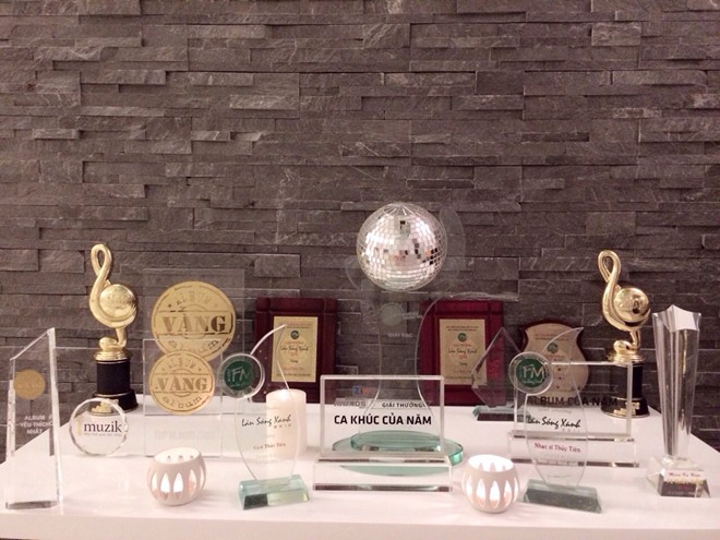 Cuộc sống xa hoa của “cặp đôi vàng showbiz” Công Vinh – Thủy Tiên