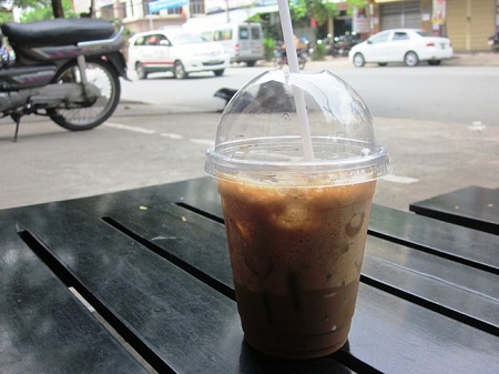 Văn hóa uống cà phê của người Sài Gòn lên báo Anh