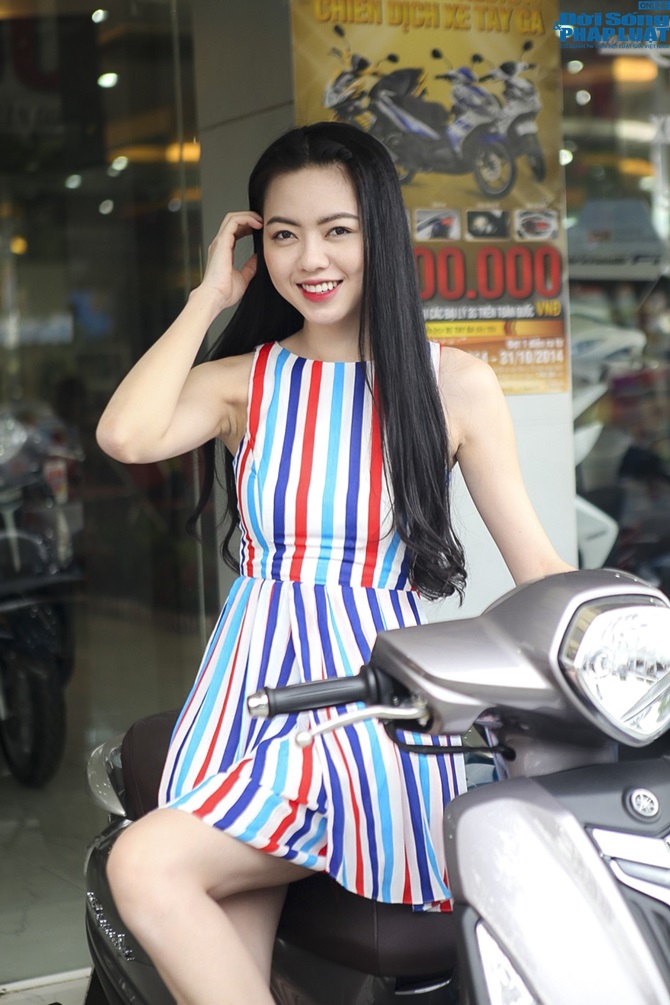 Vũ Hoàng Điệp đi xe máy, bỏ xế sang tiền tỷ