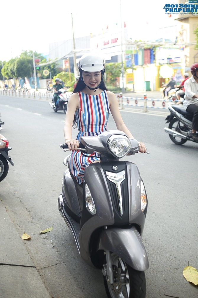 Vũ Hoàng Điệp đi xe máy, bỏ xế sang tiền tỷ