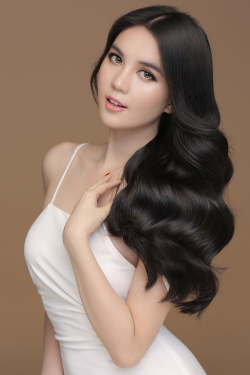 Ngọc Trinh khác lạ với “nét đẹp lai Tây”