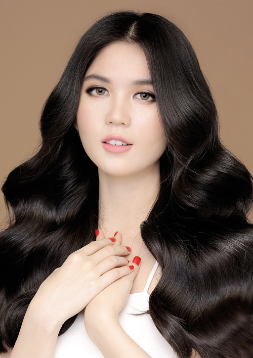 Ngọc Trinh khác lạ với “nét đẹp lai Tây”