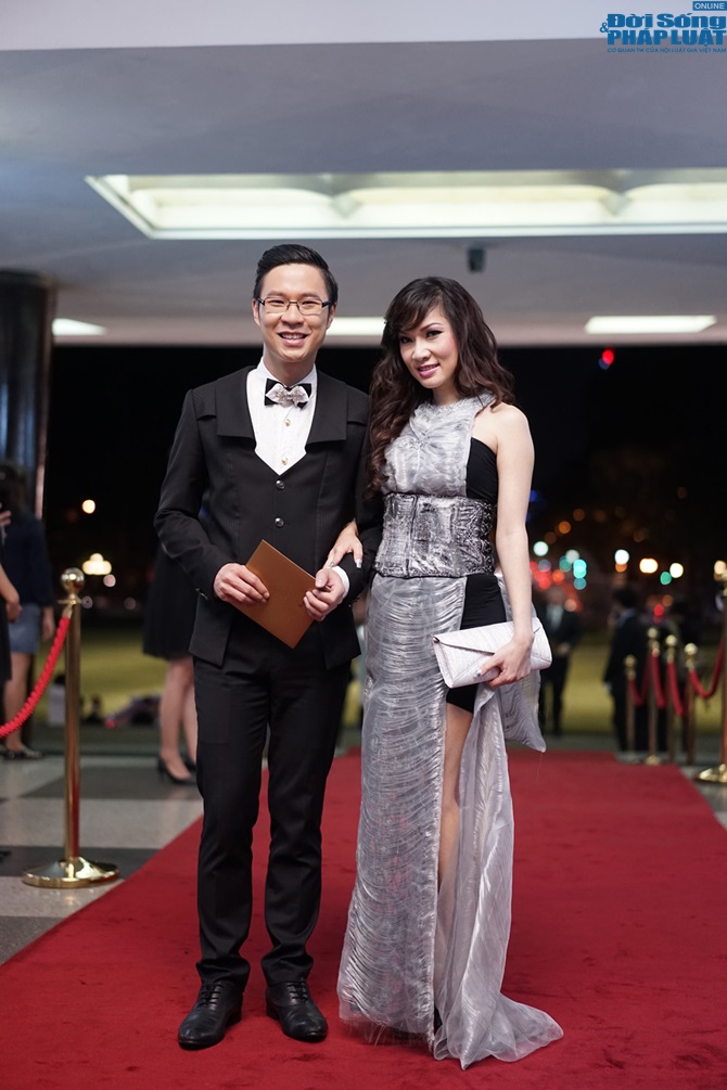 Người yêu tin đồn hải ngoại bất ngờ về nước ủng hộ MC Anh Quân