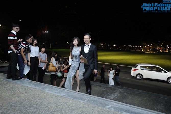 Người yêu tin đồn hải ngoại bất ngờ về nước ủng hộ MC Anh Quân