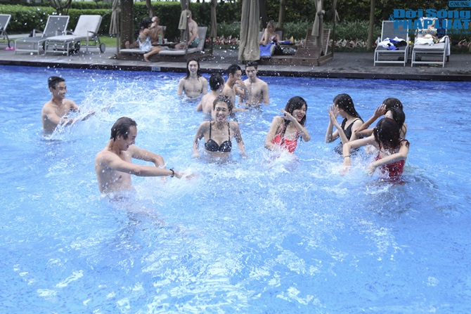 Top 14 Vietnam’s Next Top Model 2014 khoe dáng chuẩn tại hồ bơi 