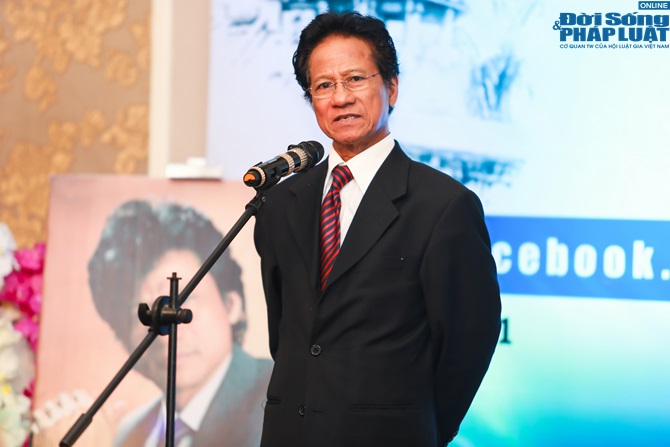 Vợ chồng Chế Linh ấm áp trong vòng tay fan hâm mộ tại Hà Nội