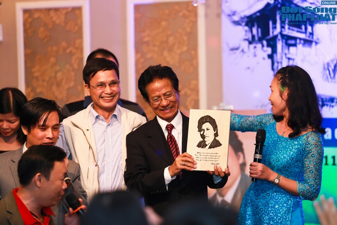 Vợ chồng Chế Linh ấm áp trong vòng tay fan hâm mộ tại Hà Nội