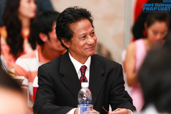 Vợ chồng Chế Linh ấm áp trong vòng tay fan hâm mộ tại Hà Nội