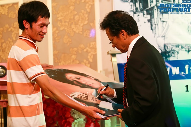 Vợ chồng Chế Linh ấm áp trong vòng tay fan hâm mộ tại Hà Nội